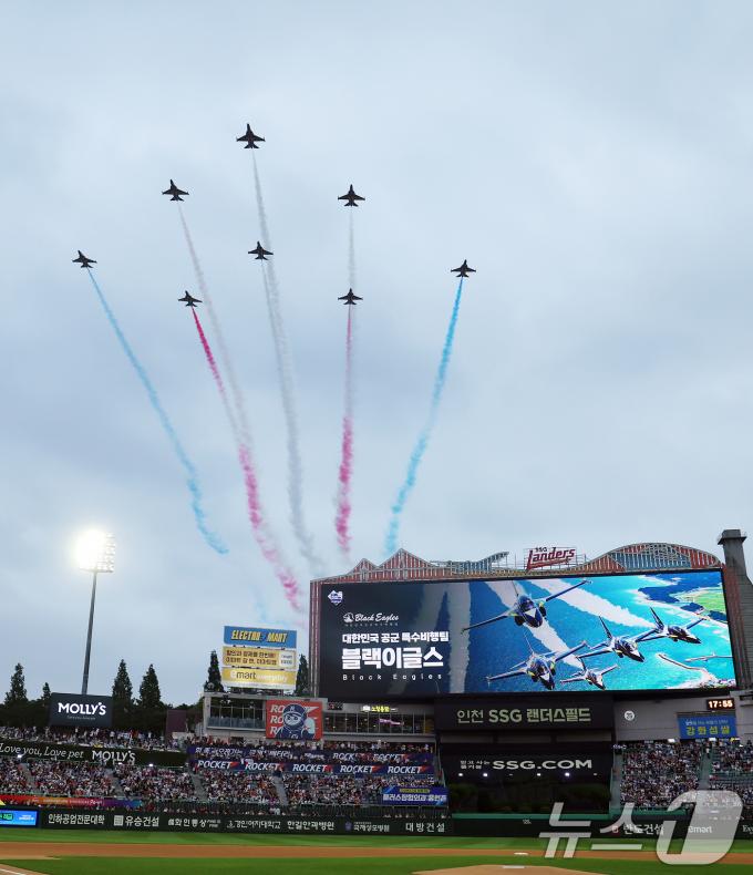 [사진] 화려한 비행 펼치는 블랙이글스
