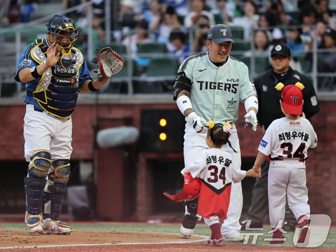 6일 오후 인천시 미추홀구 문학동 SSG랜더스필드에서 열린 '2024 신한 SOL Bank KBO 올스타전’ 나눔 올스타와 드림 올스타의 경기, 나눔팀 KIA 최형우가 2회 타석에 앞서 딸과 아들의 응원을 받고 있다. 2024.7.6/뉴스1 ⓒ News1 김진환 기자
