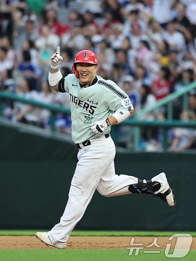 6일 오후 인천시 미추홀구 문학동 SSG랜더스필드에서 열린 '2024 신한 SOL Bank KBO 올스타전’ 나눔 올스타와 드림 올스타의 경기, 나눔팀 KIA 최형우가 2회 솔로홈런을 친 뒤 환한 미소를 지으며 홈으로 향하고 있다. 2024.7.6/뉴스1 ⓒ News1 김진환 기자