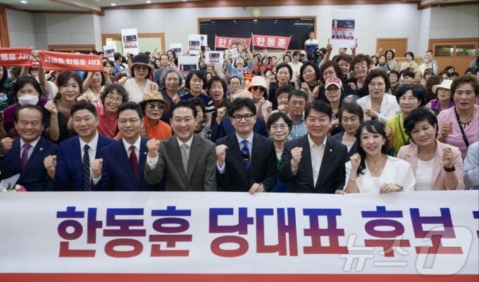 [사진] 당원들과 기념 촬영하는 한동훈·안철수