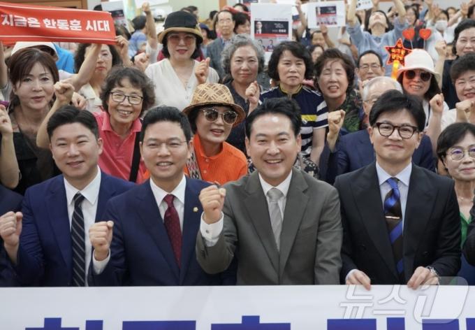 [사진] 당원들과 기념 촬영하는 한동훈 후보