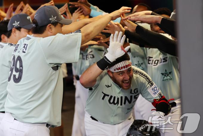 6일 오후 인천시 미추홀구 문학동 SSG랜더스필드에서 열린 '2024 신한 SOL Bank KBO 올스타전’ 나눔 올스타와 드림 올스타의 경기, 나눔팀 LG 오스틴이 3회초 투런 홈런을 친 뒤 동료들의 축하를 받고 있다. 2024.7.6/뉴스1 ⓒ News1 김진환 기자