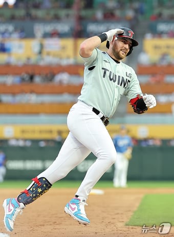 6일 오후 인천시 미추홀구 문학동 SSG랜더스필드에서 열린 '2024 신한 SOL Bank KBO 올스타전’ 나눔 올스타와 드림 올스타의 경기, 나눔팀 LG 오스틴이 3회초 투런 홈런을 친 뒤 세리머니를 하며 홈으로 향하고 있다. 2024.7.6/뉴스1 ⓒ News1 김진환 기자