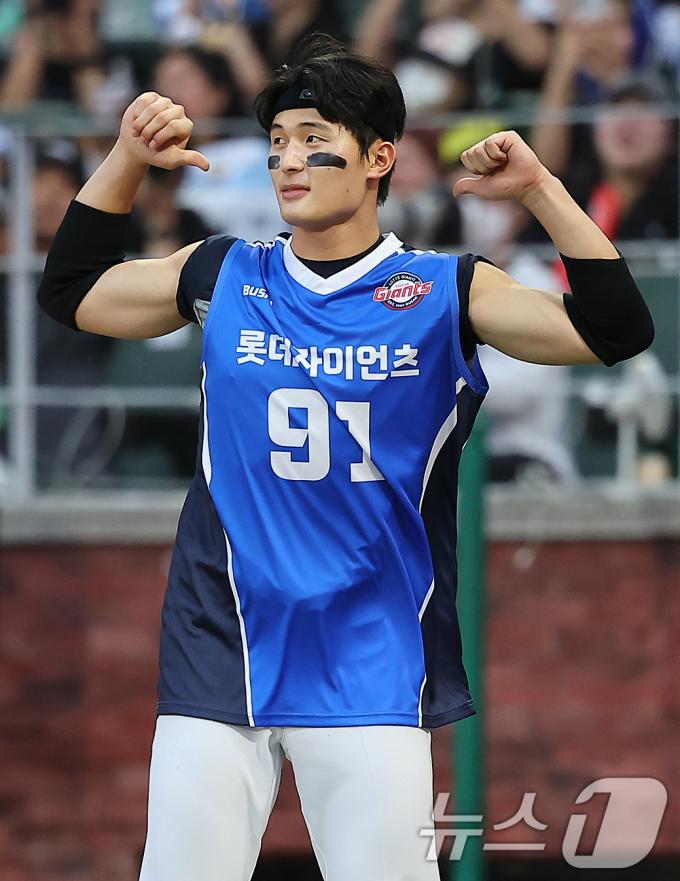 [사진] 윤동희, 오늘은 배구선수 '동희진!'