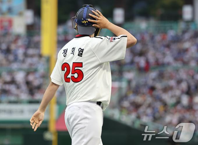 [사진] 아버지의 유니폼 입고 3루 코치석에 선 정해영