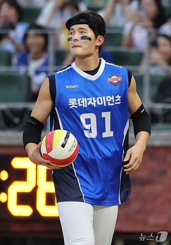 6일 오후 인천시 미추홀구 문학동 SSG랜더스필드에서 열린 '2024 신한 SOL Bank KBO 올스타전’ 나눔 올스타와 드림 올스타의 경기, 드림팀 롯데 윤동희가 배구선수 동희진으로 분장해 타석에 나서고 있다. 2024.7.6/뉴스1 ⓒ News1 김진환 기자