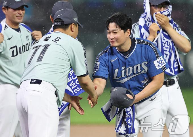 6일 오후 인천시 미추홀구 문학동 SSG랜더스필드에서 열린 '2024 신한 SOL Bank KBO 올스타전’ 나눔 올스타와 드림 올스타의 경기가 4대2로 나눔 올스타가 승리한 가운데 경기 후 삼성 오승환이 KIA 이범호 감독과 인사를 나누고 있다. 2024.7.6/뉴스1 ⓒ News1 김진환 기자