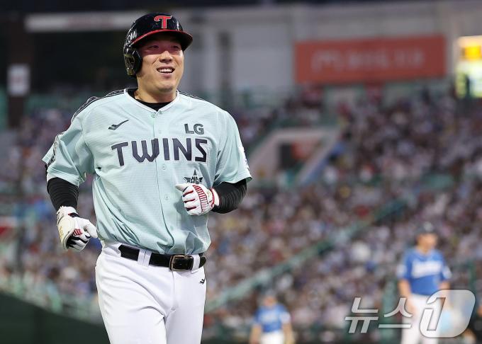 6일 오후 인천시 미추홀구 문학동 SSG랜더스필드에서 열린 '2024 신한 SOL Bank KBO 올스타전’ 나눔 올스타와 드림 올스타의 경기, 나눔팀 LG 김현수가 6회초 중견수 플라이로 물러난 뒤 더그아웃으로 향하고 있다. 2024.7.6/뉴스1 ⓒ News1 김진환 기자