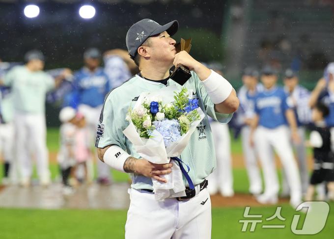 [사진] '3안타 1홈런' 불방망이 휘두른 최형우 최고령 올스타 등극
