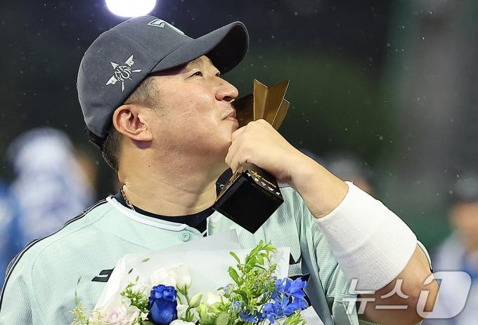 [사진] 최형우, 역대 최고령 올스타전 MVP