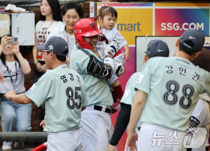 6일 오후 인천시 미추홀구 문학동 SSG랜더스필드에서 열린 '2024 신한 SOL Bank KBO 올스타전’ 나눔 올스타와 드림 올스타의 경기, 나눔팀 KIA 최형우가 2회 솔로홈런을 친 뒤 딸을 안고 코칭스태프의 축하를 받고 있다. 2024.7.6/뉴스1 ⓒ News1 김진환 기자