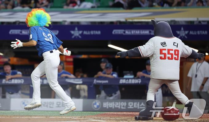 6일 오후 인천시 미추홀구 문학동 SSG랜더스필드에서 열린 '2024 신한 SOL Bank KBO 올스타전’ 나눔 올스타와 드림 올스타의 경기, 7회말 드림팀 SSG 박지환이 마스코트 랜디와 함께 싸이의 뉴페이스 노래에 맞춰 퍼포먼스를 펼치고 있다. 2024.7.6/뉴스1 ⓒ News1 김진환 기자
