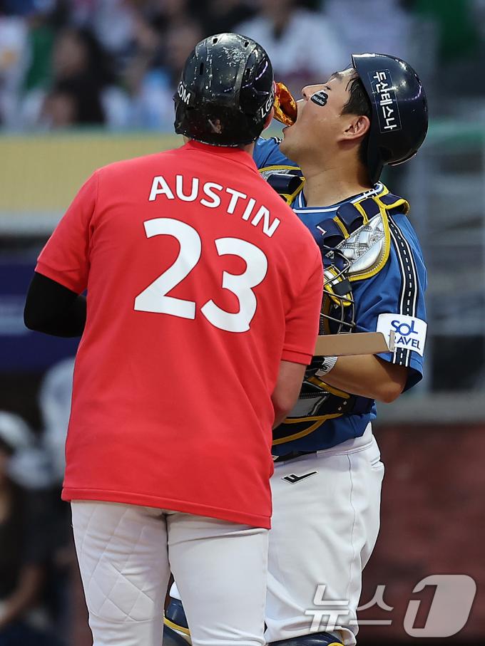 6일 오후 인천시 미추홀구 문학동 SSG랜더스필드에서 열린 '2024 신한 SOL Bank KBO 올스타전’ 나눔 올스타와 드림 올스타의 경기, 드림팀 두산 포수 양의지가 1회초 나눔팀 LG 오스틴이 주는 피자를 맛보고 있다. 2024.7.6/뉴스1 ⓒ News1 김진환 기자