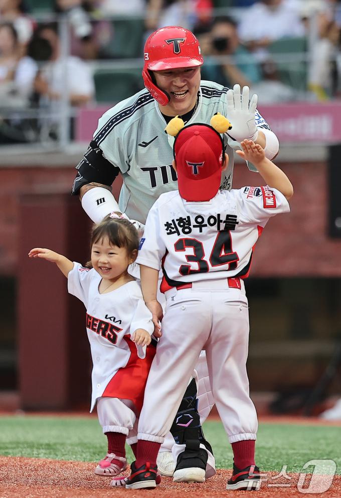 6일 오후 인천시 미추홀구 문학동 SSG랜더스필드에서 열린 '2024 신한 SOL Bank KBO 올스타전’ 나눔 올스타와 드림 올스타의 경기, 나눔팀 KIA 최형우가 2회 솔로홈런을 친 뒤 자녀들의 응원을 받고 있다. 2024.7.6/뉴스1 ⓒ News1 김진환 기자