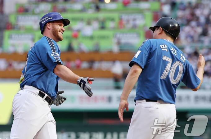 6일 오후 인천시 미추홀구 문학동 SSG랜더스필드에서 열린 '2024 신한 SOL Bank KBO 올스타전’ 나눔 올스타와 드림 올스타의 경기, 4회말 드림팀 삼성 맥키넌이 투런 홈런을 친 뒤 박진만 감독과 하이파이브를 하고 있다. 2024.7.6/뉴스1 ⓒ News1 김진환 기자