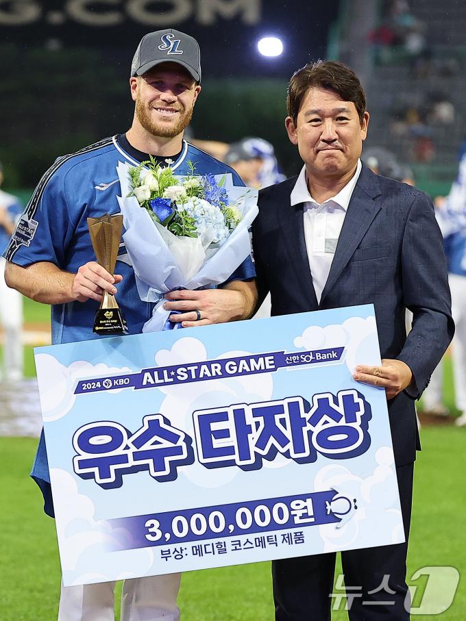[사진] 맥키넌, 우수 타자상 수상