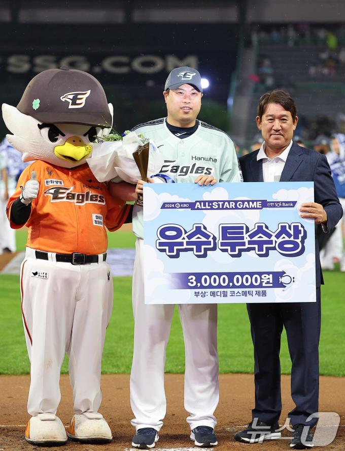 [사진] 우수 투수상 선정된 '몬스터' 류현진