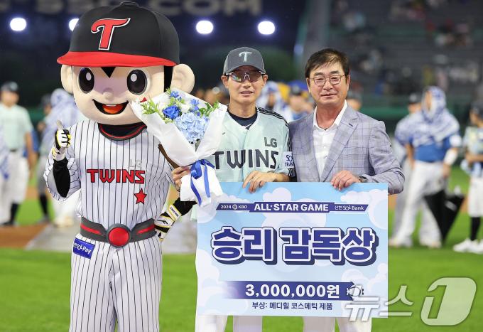 [사진] 나눔 올스타 염경엽 감독, 승리 감독상 수상