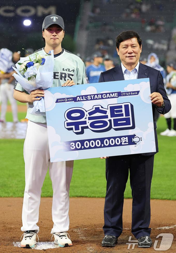 [사진] 정해영, 우승팀 대표로 수상