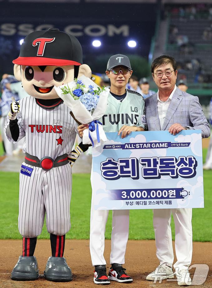 [사진] 승리 감독상 수상한 염경엽 감독