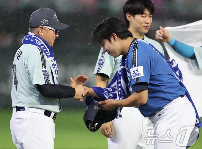 [사진] 원태인을 격려하는 김경문 감독