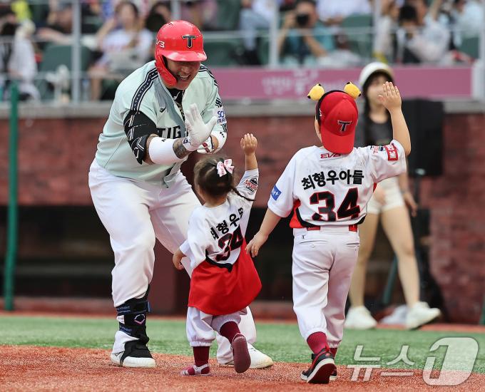 6일 오후 인천시 미추홀구 문학동 SSG랜더스필드에서 열린 '2024 신한 SOL Bank KBO 올스타전’ 나눔 올스타와 드림 올스타의 경기, 나눔팀 KIA 최형우가 2회 솔로홈런을 친 뒤 자녀들의 응원을 받고 있다. 2024.7.6/뉴스1 ⓒ News1 김진환 기자