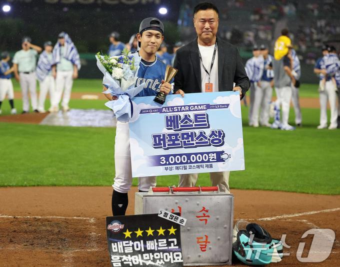 드림 올스타 롯데 황성빈이 6일 오후 인천시 미추홀구 문학동 SSG랜더스필드에서 열린 '2024 신한 SOL Bank KBO 올스타전’ 나눔 올스타와 드림 올스타의 경기 후 열린 시상식에서 퍼포먼스상에 선정된 뒤 장종훈 코치와 기념 촬영을 하고 있다. 2024.7.6/뉴스1 ⓒ News1 김진환 기자