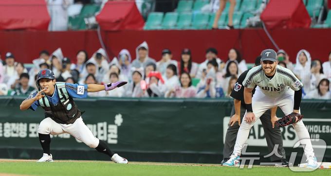 6일 오후 인천시 미추홀구 문학동 SSG랜더스필드에서 열린 '2024 신한 SOL Bank KBO 올스타전’ 나눔 올스타와 드림 올스타의 경기, 드림팀 롯데 황성빈이 3회말 1루에서 익살스러운 포즈를 취하고 있다. 2024.7.6/뉴스1 ⓒ News1 김진환 기자