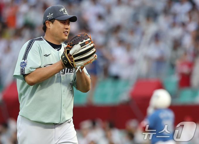 [사진] '12년 만의 올스타전' 류현진, 깔끔한 삼자범퇴