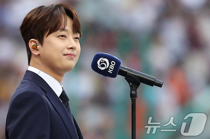 [사진] 애국가 부를 준비하는 '찬또배기' 이찬원