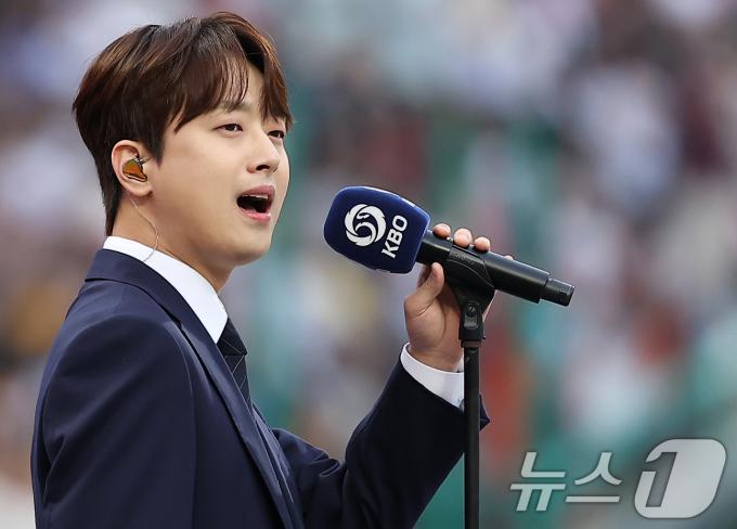 [사진] '찬또배기' 이찬원, KBO 올스타전 애국가 열창