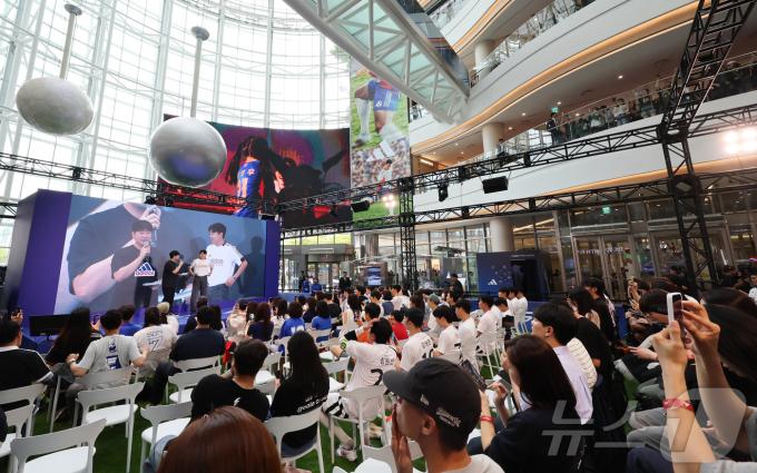[뉴스1 PICK]'월클' 손흥민 등장에 쇼핑몰 '북적북적'