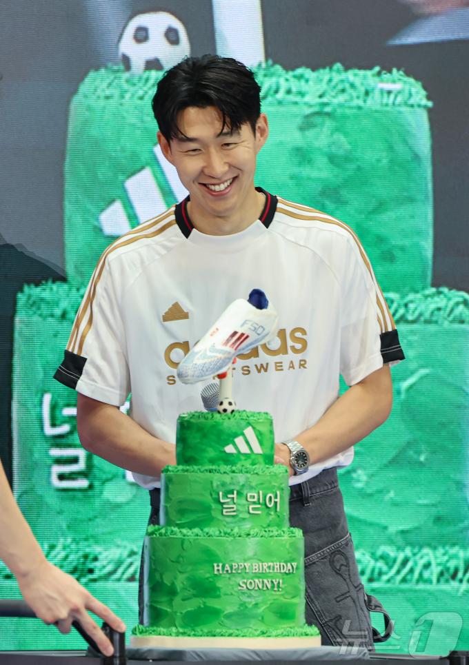 토트넘 손흥민이 6일 서울 영등포구 타임스퀘어에서 열린 아디다스 축구화 F50 발매 기념행사 '오직 스피드를 위해-SON IS COMING'에 참석해 생일케이크를 선물받고 있다. 2024.7.6/뉴스1 ⓒ News1 김도우 기자