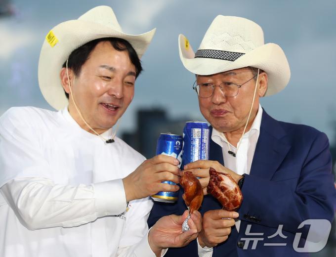 홍준표 대구시장(오른쪽)과 원희룡 국민의힘 당대표 후보가 3일 오후 대구 달서구 두류공원 2·28 자유광장에서 개막한 '2024 대구치맥페스티벌'을 찾아 건배하고 있다. 2024.7.3/뉴스1 ⓒ News1 공정식 기자