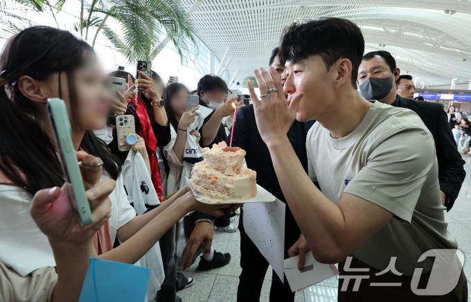 [사진] 생일케이크 촛불 부는 손흥민