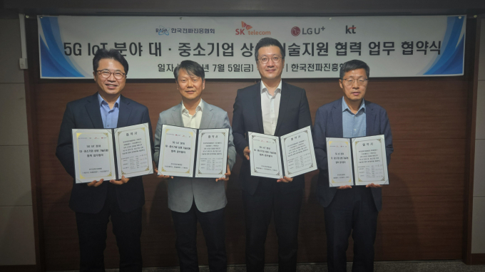 SK텔레콤은 KT, LGU+, 한국전파진흥협회(RAPA)와 통신망 연동 5G IoT 제품을 개발하는 중소제조업 육성을 위한 업무협약(MOU)을 체결했다고 7일 밝혔다.  사진은 지난 5일 한국전파진흥협회 목동사옥에서 열린 체결식에 참석한 이준호 KT 디바이스마케팅담당, 강봉수 LG유플러스 품질혁신센터장, 류탁기 SK텔레콤 인프라기술담당, 양용열 한국전파진흥협회 사무총장이 협약서에 서명하는 모습. /사진=SK텔레콤