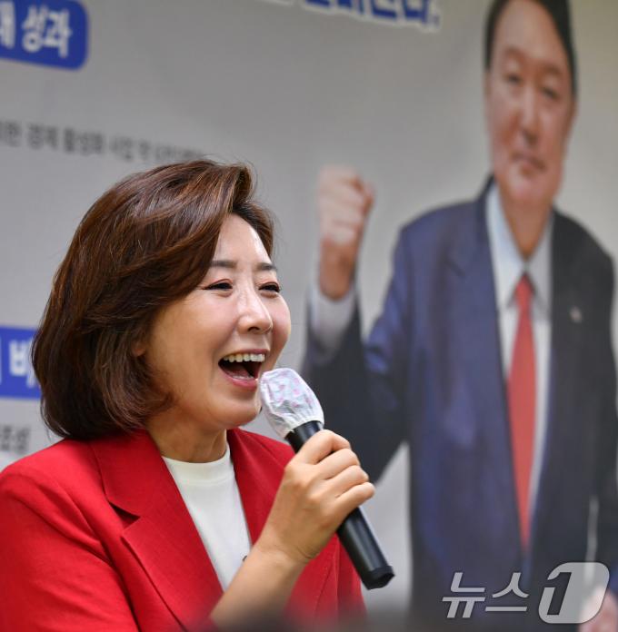 국민의힘 당권 주자인 나경원 의원이 7일 오전 국민의힘 포항북구 김정재의원 사무실에서 열린 당원들과의 간담회에서 활짝 웃고 있다. 나 의원은 