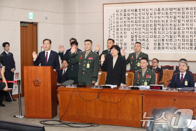 박성재 법무부 장관(앞줄 왼쪽부터)과 박정훈 전 해병대수사단장, 유재은 국방부 법무관리관이 21일 오전 서울 여의도 국회에서 열린 법제사법위원회 전체회의 순직 해병 수사 방해 및 사건 은폐 등의 진상규명을 위한 특별검사의 임명 등에 관한 법률안 관련 입법청문회에서 증인선서를 하고 있다. 이날 이종섭 전 국방부 장관과 임성근 전 해병대 1사단장, 신범철 전 국방부차관은 증인 선서를 거부 했다. 2024.6.21/뉴스1 ⓒ News1 이광호 기자