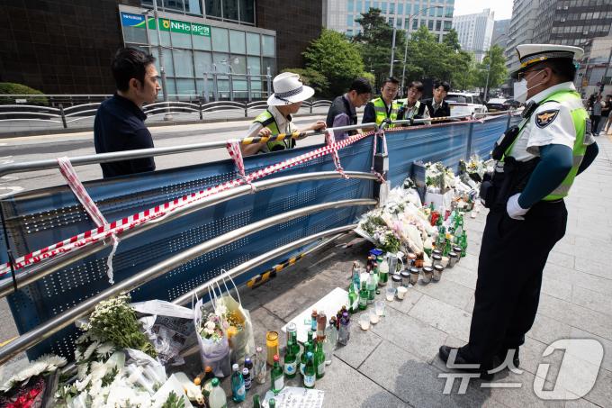 4일 서울 중구 시청역 인근 역주행 교통사고 현장에서 국립과학수사연구원 관계자들이 사고조사에 나서고 있다. 2024.7.4/뉴스1 ⓒ News1 유승관 기자