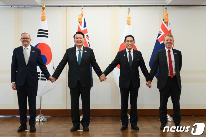 윤석열 대통령이 지난해 7월 리투아니아 빌뉴스의 한 호텔에서 열린 AP4(한국·일본·호주·뉴질랜드) 정상회동에서 각국 정상들과 기념촬영을 하고 있다. 왼쪽부터 앤서니 앨버니지 호주 총리, 윤 대통령, 기시다 후미오 일본 총리, 크리스 힙킨스 뉴질랜드 총리. (대통령실 제공) 2023.7.12/뉴스1 ⓒ News1 오대일 기자