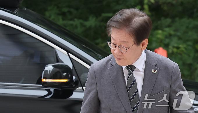 이재명 더불어민주당 전 대표가 5일 서울 서초구 서울중앙지방법원에서 열린 '대장동 배임 및 성남FC 뇌물' 관련 특정범죄가중처벌등에관한법률위반(뇌물) 등 공판에 출석하고 있다. 2024.7.5/뉴스1 ⓒ News1 김성진 기자