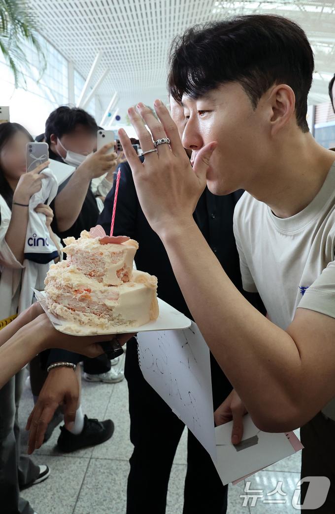 [사진] 손흥민, 팬이 준비한 생일케이크에 매너손