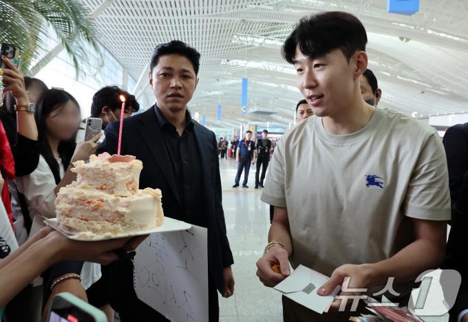 [사진] 손흥민, 공항서 미리 받은 생일케이크