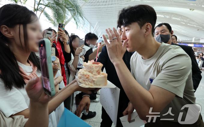 [사진] 공항서 생일축하 받는 손흥민
