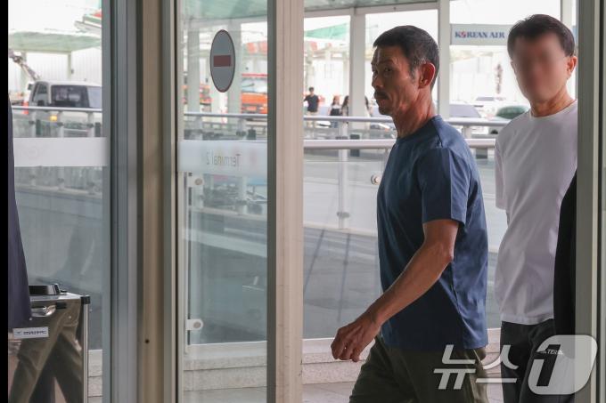 [사진] 아들 배웅 나선 손웅정 감독