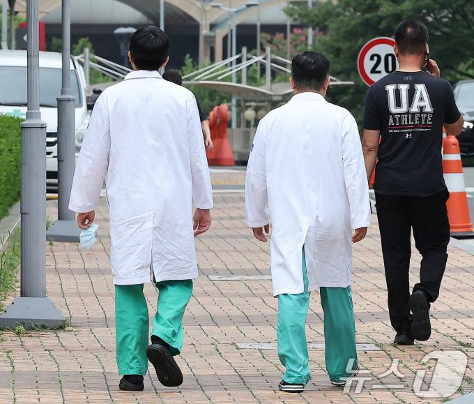[사진] 정부의 사직서 수리 금지 명령 철회에도…부담스러워 하는 병원들