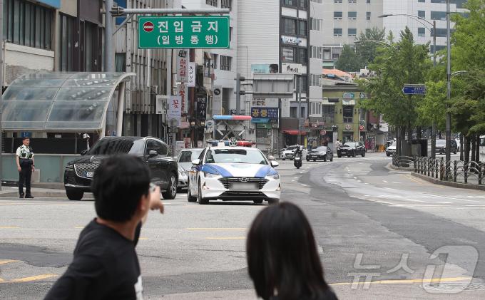 [사진] 사고현장 바라보는 시민들