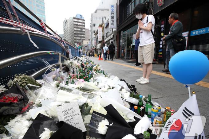 [사진] 시청역 교통사고 희생자 추모하는 시민