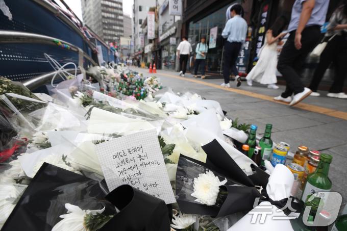 [사진] 시청역 교통사고 현장 지나는 시민들
