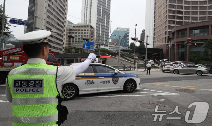[사진] 시청역 사고현장 주변 교통정리 나선 경찰